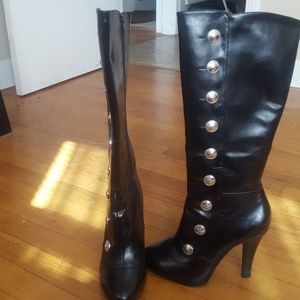 Heeled leather boots